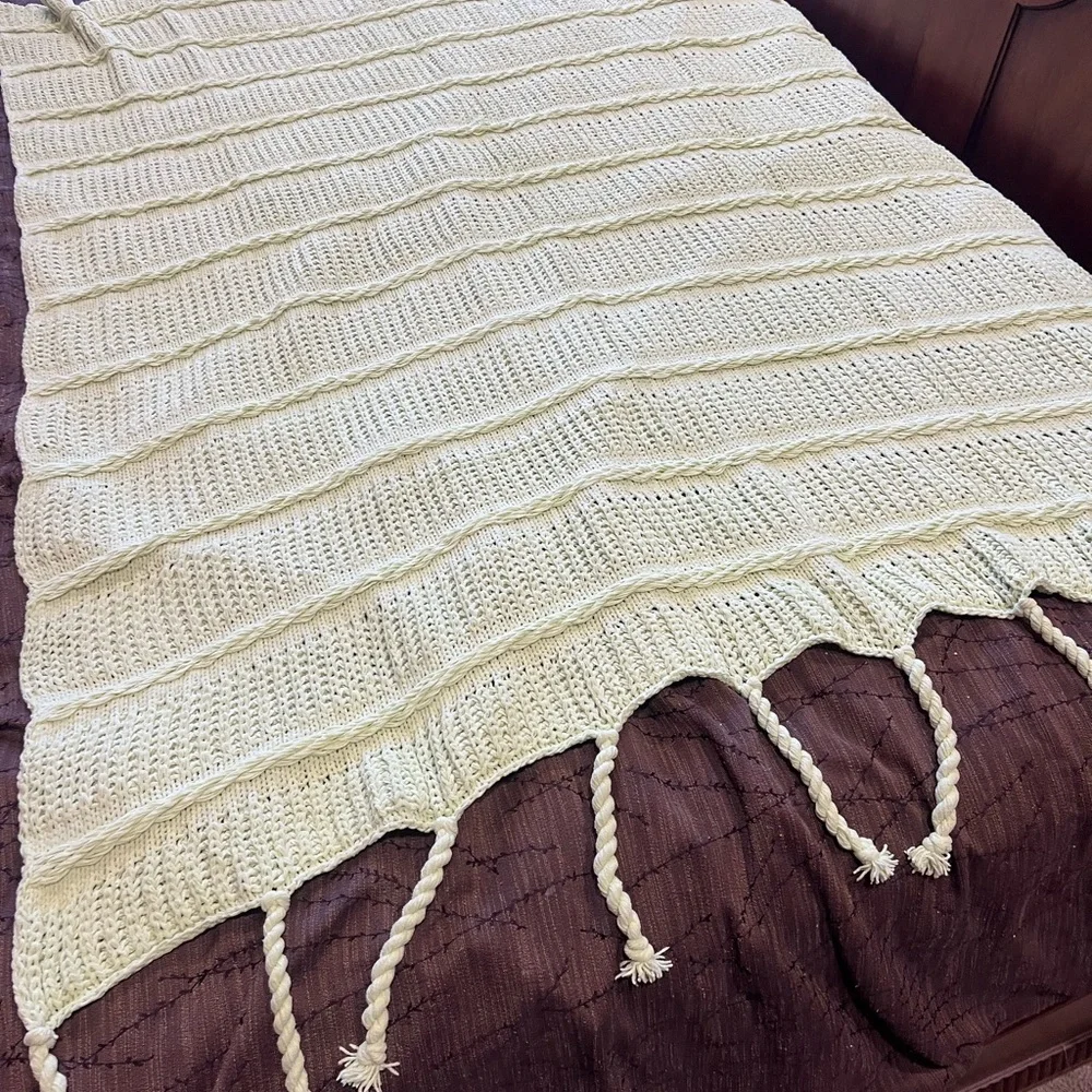 Emryn House Chunky Knit Throw, 50” x 60”, fern green - Picture 6 of 7